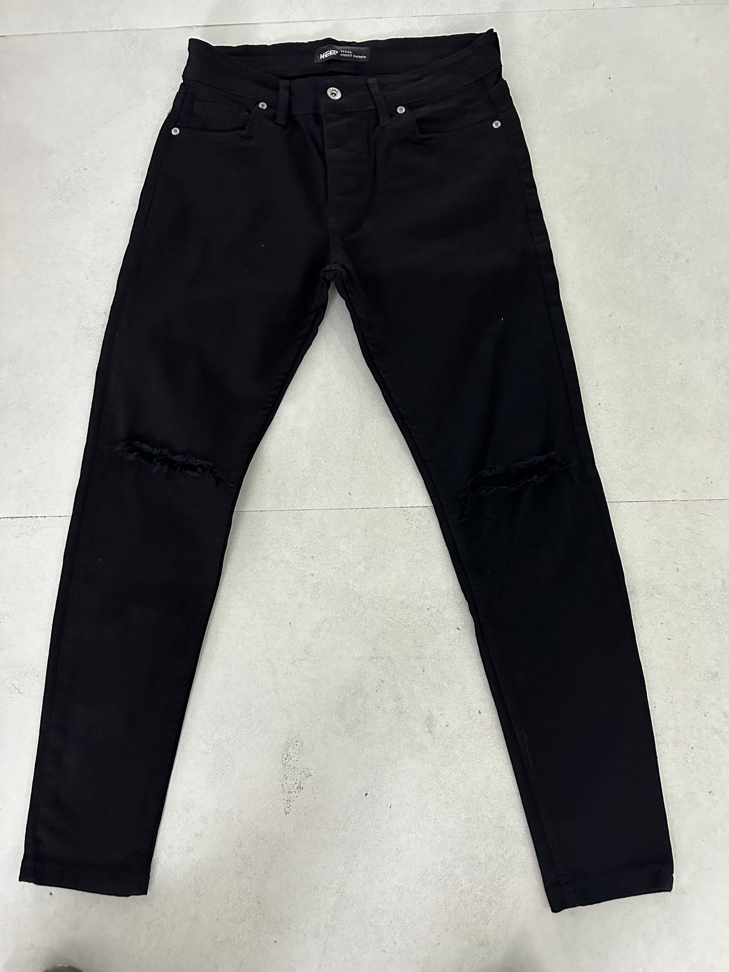 KNEE RIPPED BLACK FIT JEAN