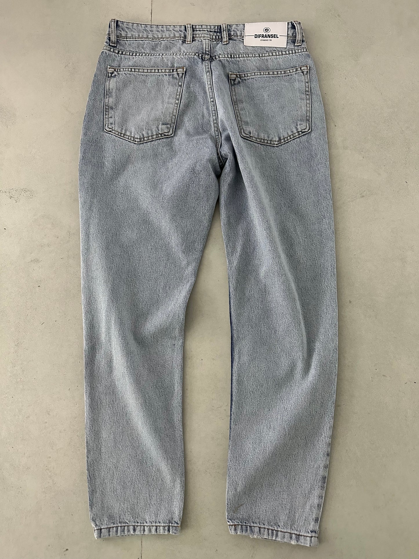 DAMAGED STONEWASHED JEAN