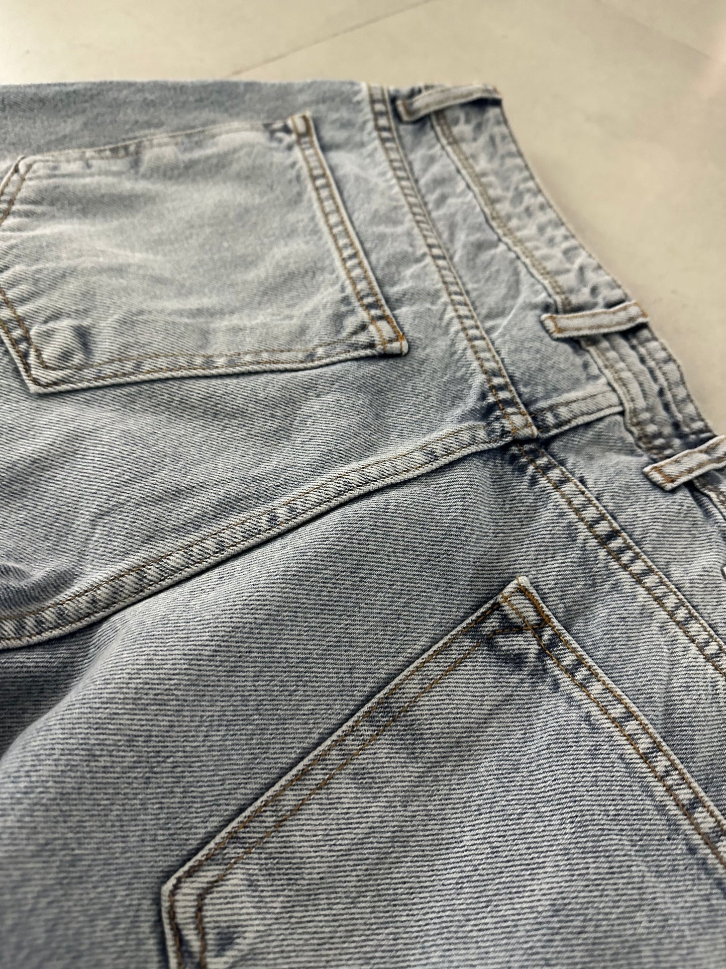 DAMAGED STONEWASHED JEAN