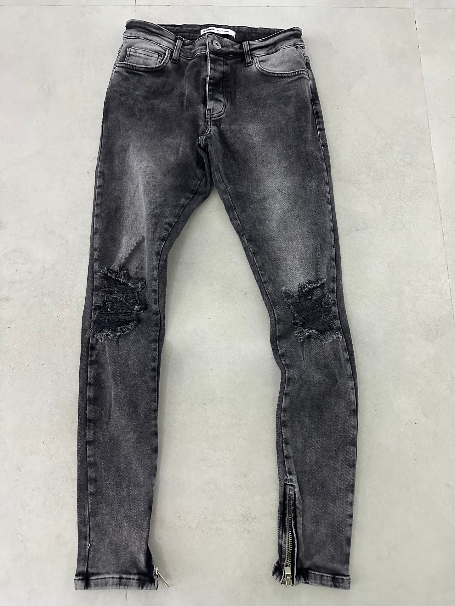 KNEE RIPPED STONEWASHED JEAN