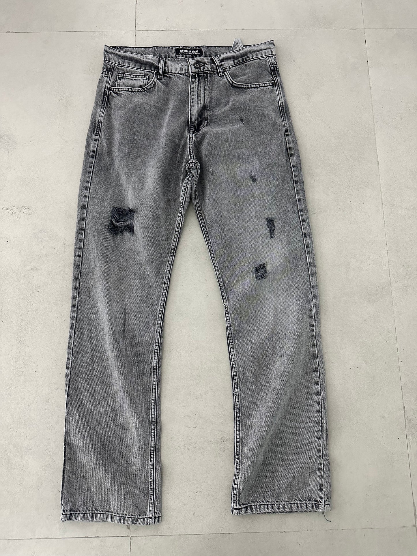 DAMAGED GRAY JEAN