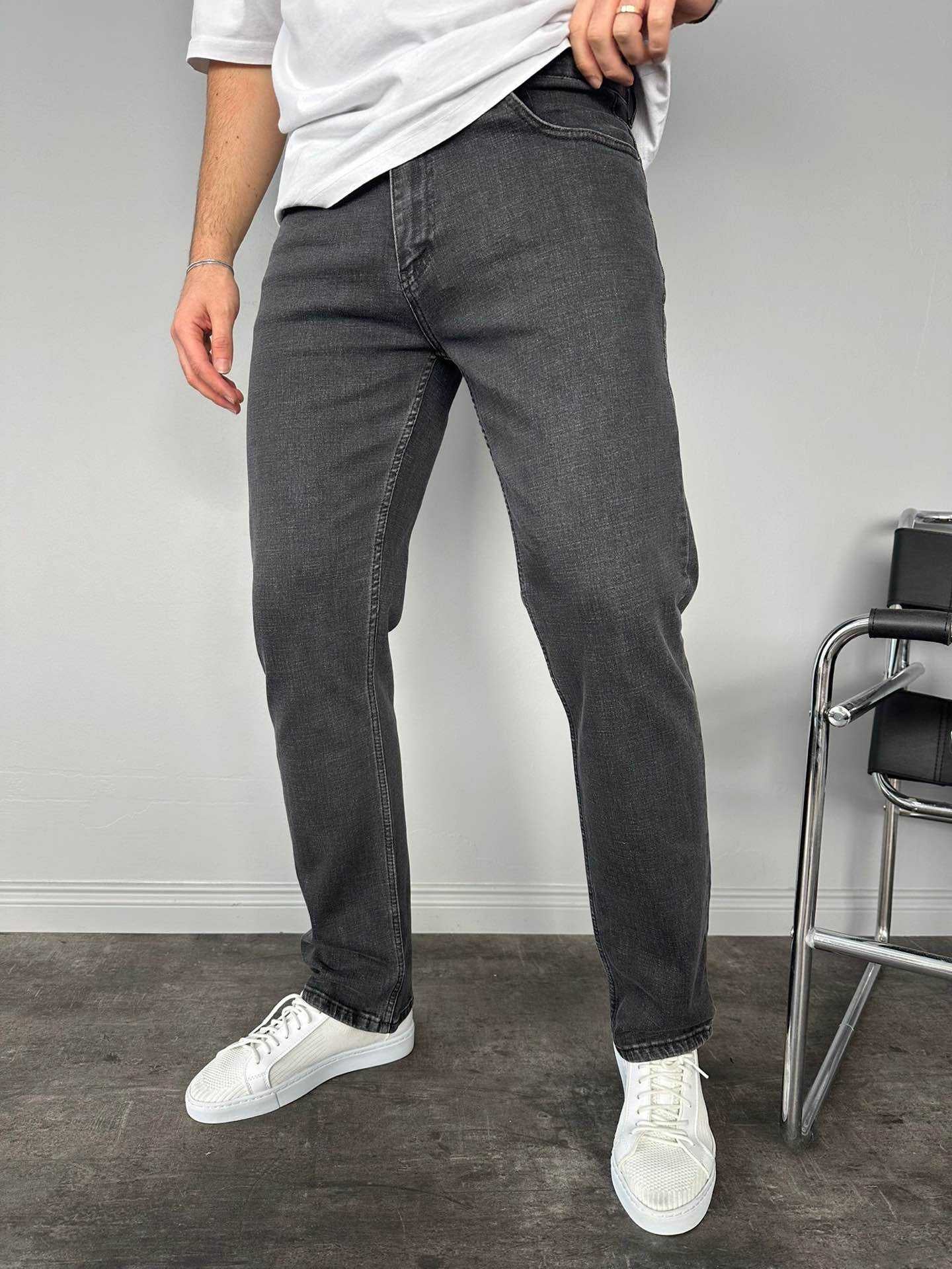 SOFT BLACK WASHED REGULAR JEAN